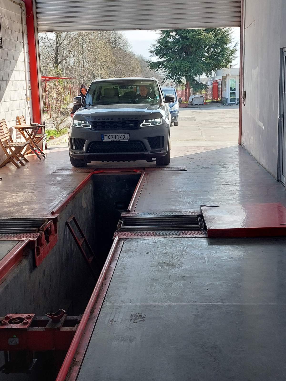 Автомобил на рампата за инспекция