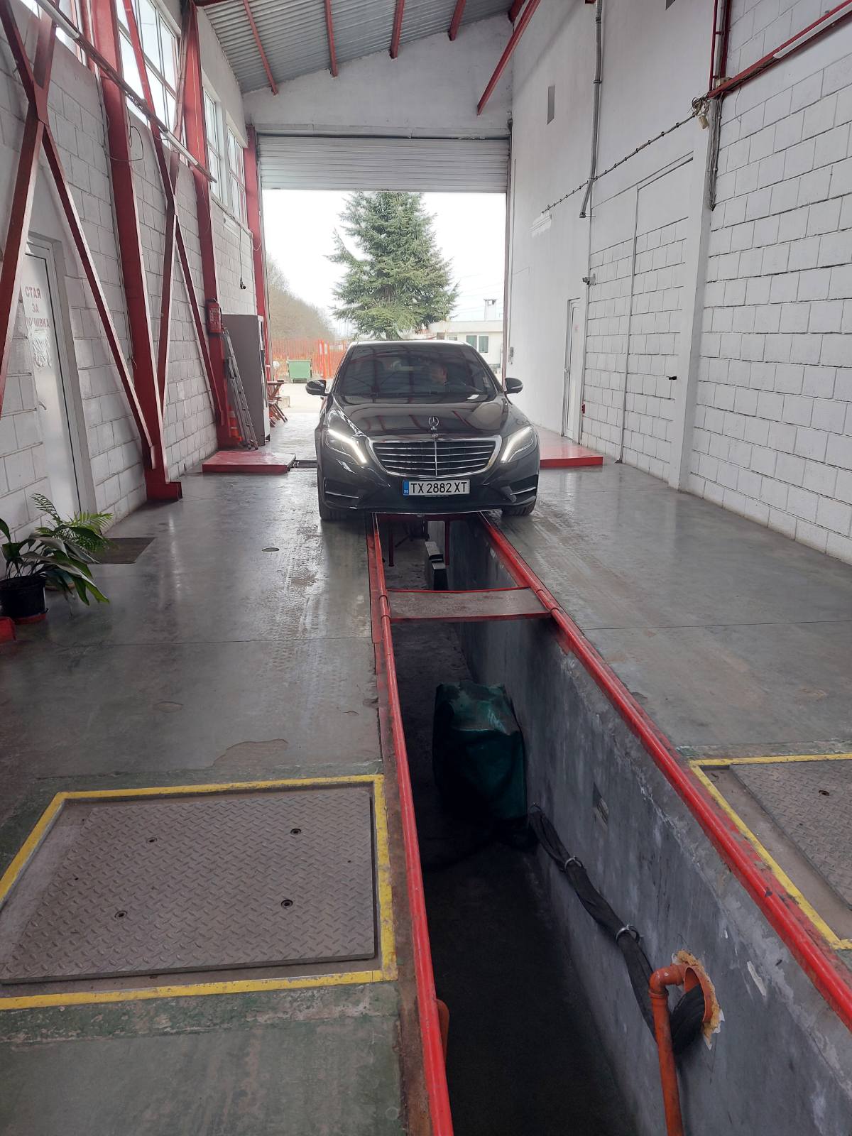 Автомобил на линията за преглед